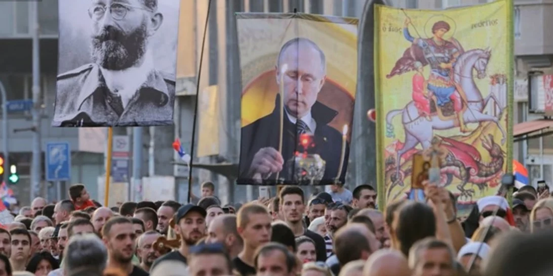 Σερβία | Λιτανεία στους δρόμους κατά του EuroPride με σταυρούς, εικόνες και φωτογραφίες του Putin