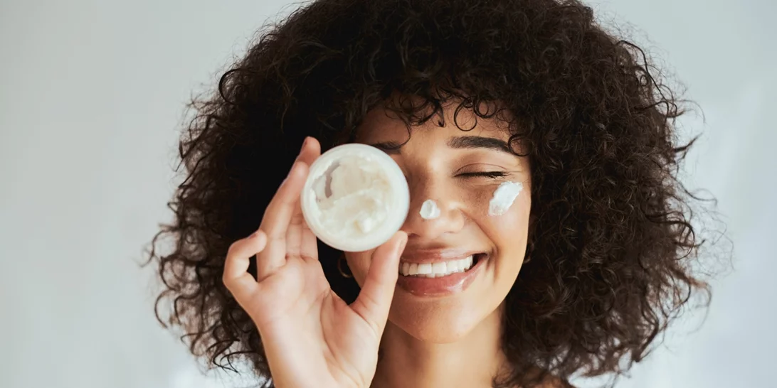 5 χρήσιμες beauty συνήθειες που πρέπει να βάλεις στη ζωή σου από τα 20s σου για διαχρονική λάμψη και σφριγηλότητα