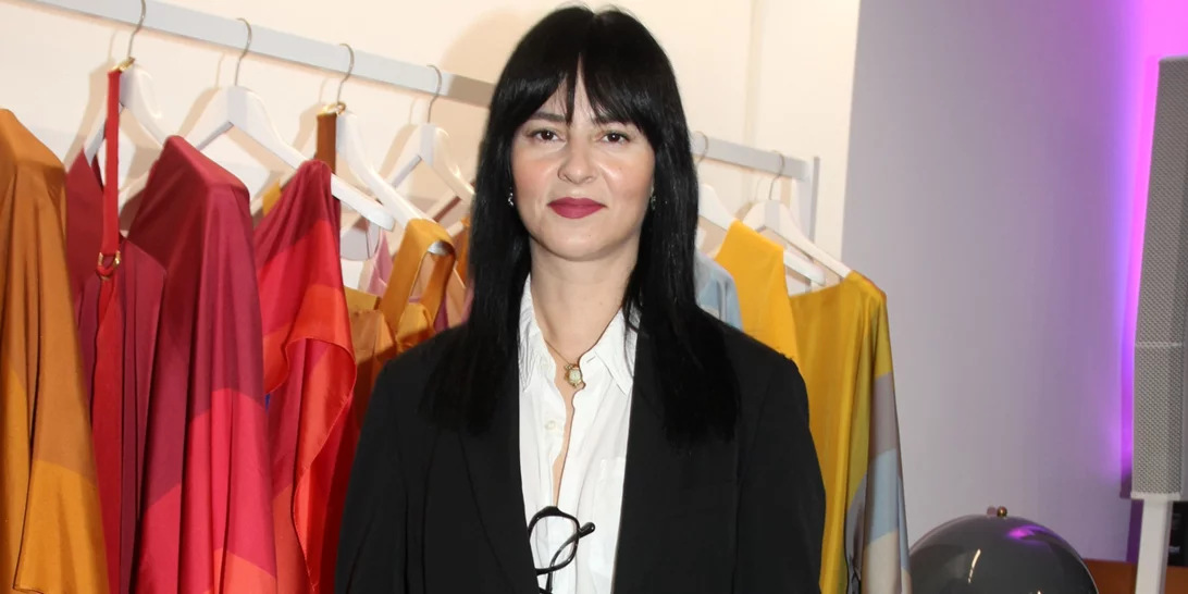 Η Ζενεβιέβ Μαζαρί φόρεσε το πιο κολακευτικό μαύρο ολόσωμο μαγιό