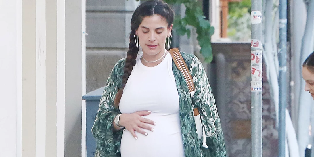 Έγκυος με καύσωνα | 4 celebrities σου δείχνουν πώς να ντυθείς κομψά στις υψηλές θερμοκρασίες