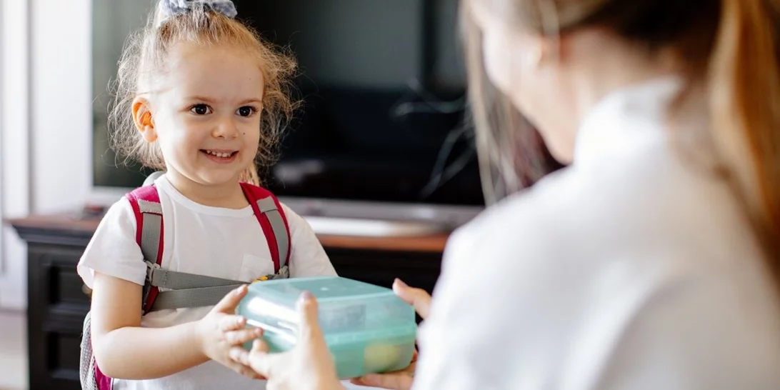 Γιατί οι μαμάδες κουραζόμαστε τόσο πολύ όταν ετοιμάζουμε τα ταπεράκια για το σχολείο; Νέα έρευνα αποκαλύπτει τους λόγους