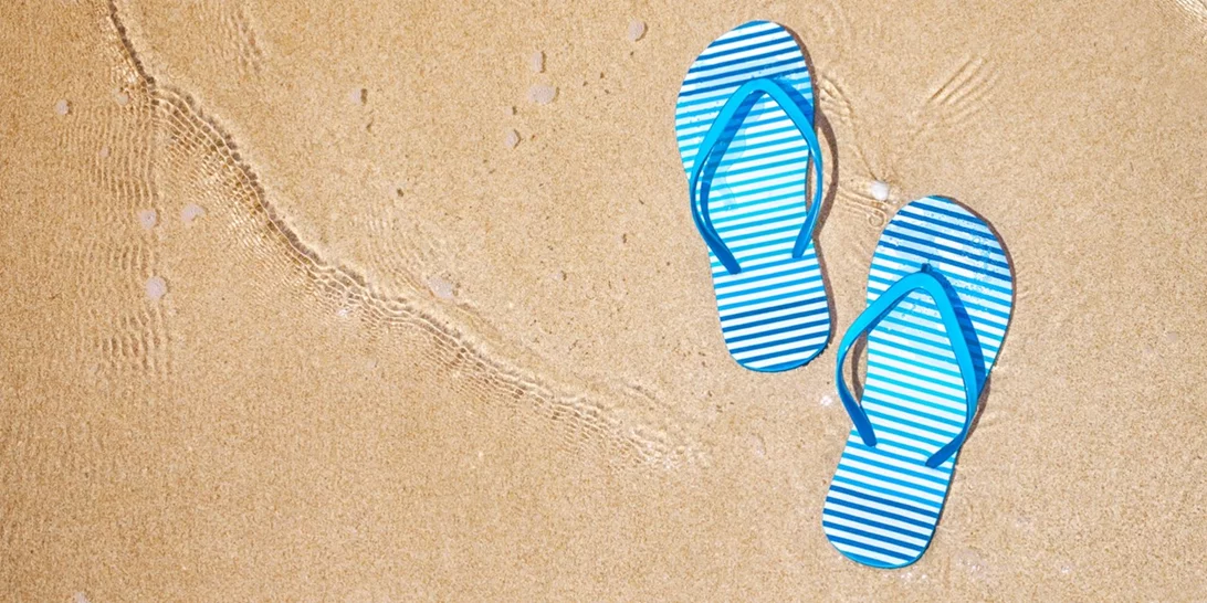 10 ζευγάρια σαγιονάρες για την παραλία για να διαλέξεις τις αγαπημένες σου