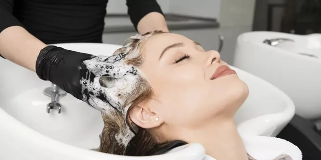 Προσοχή στο κομμωτήριο | Τι είναι το "εγκεφαλικό του κομμωτηρίου" που μπορεί να γίνει πολύ επικίνδυνο;