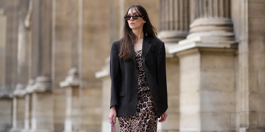 Αυτό το leopard φόρεμα από τη Mango είναι το ιδανικό statement κομμάτι για να υποδεχθείς το 2025 με στιλ