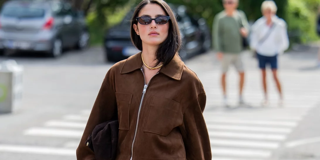 Η καφέ suede τσάντα από τη Stradivarius που θα σε ρωτούν όλοι από που αγόρασες κοστίζει λιγότερο από 20 ευρώ