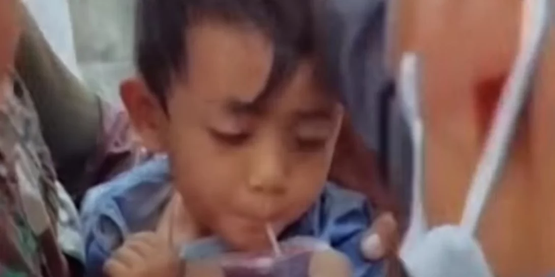 "Θαύμα" στην Ινδονησία | Αγοράκι 6 ετών ανασύρθηκε ζωντανό από τα συντρίμμια 2 ημέρες μετά τον σεισμό [βίντεο]