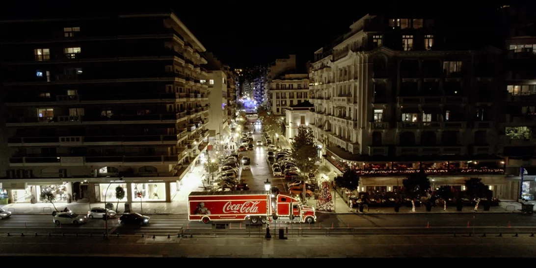 Το εμβληματικό φορτηγό της Coca-Cola φθάνει επιτέλους και στην Αθήνα για να σκορπίσει την αληθινή μαγεία των Χριστουγέννων!