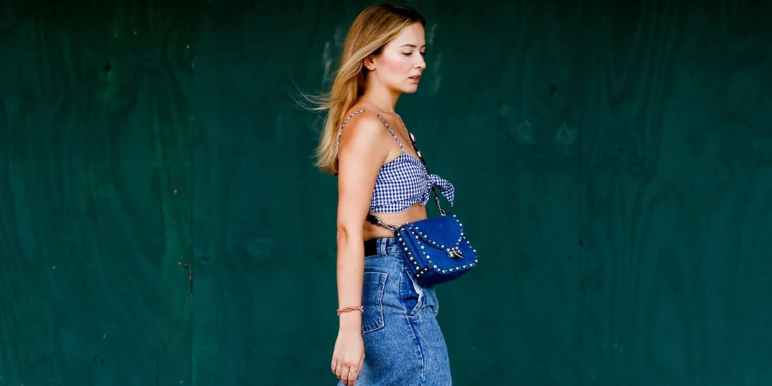 Street style | Συγκεντρώσαμε τις ωραιότερες denim mini φούστες για τη φετινή άνοιξη