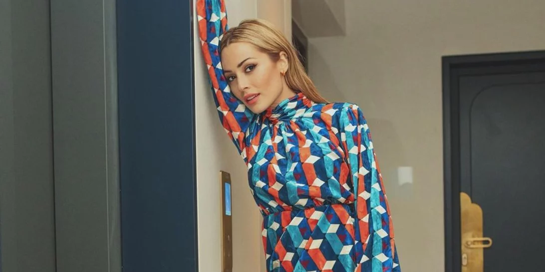 Πώς η Ελένη Βουλγαράκη δημιούργησε ένα cool & casual look με ένα ζευγάρι παπούτσια