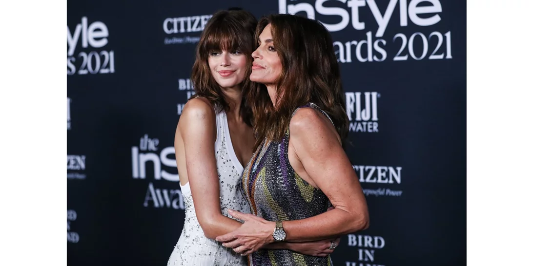 Kaia Gerber | Ποζάρει με το cropped Ralph Lauren πουλόβερ που είχε φορέσει η Cindy Crawford πριν 27 χρόνια