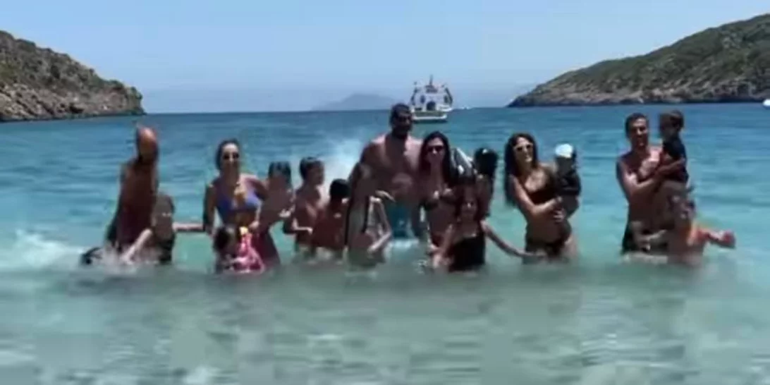 Ολυμπία Χοψονίδου - Βασίλης Σπανούλης | Για μπάνιο με τα έξι παιδιά τους