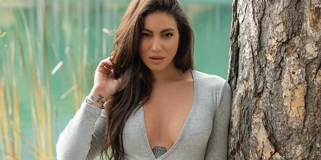 Οι αποκαλυπτικές φωτογραφίες της Ευρυδίκης Βαλαβάνη με μαγιό στην Κρήτη και το σχόλιο του συντρόφου της