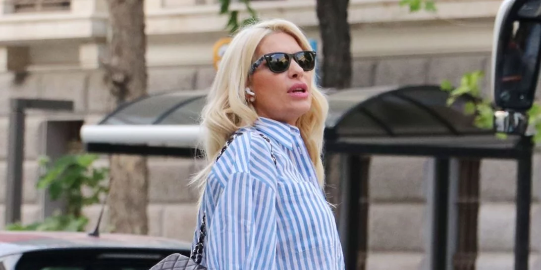 Ελένη Μενεγάκη | Το ανοιξιάτικο top με το οποίο αναβάθμισε ένα λευκό κοστούμι