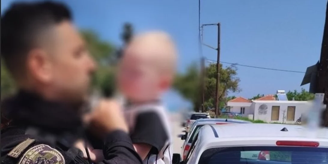 Συγκλονιστική εικόνα | Ο αστυνομικός της ΔΙΑΣ κρατά στην αγκαλιά του το μωρό που απεγκλώβισε από αυτοκίνητο στη Ζάκυνθο