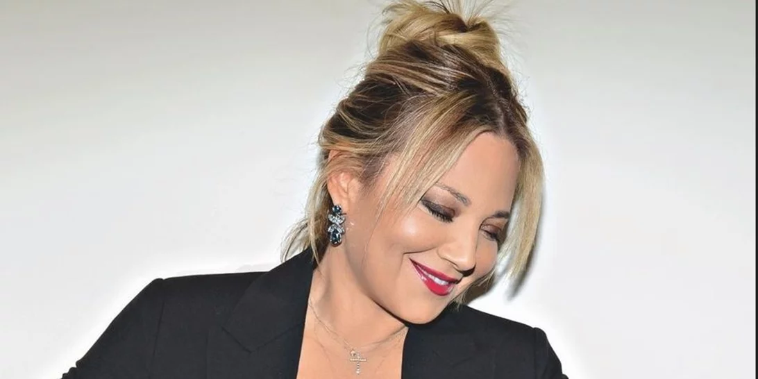 Νάνσυ Ζαμπέτογλου | Με ολόσωμη φόρμα στο χρώμα που θα φορέσουμε το 2025 περισσότερο κι από το μπορντό