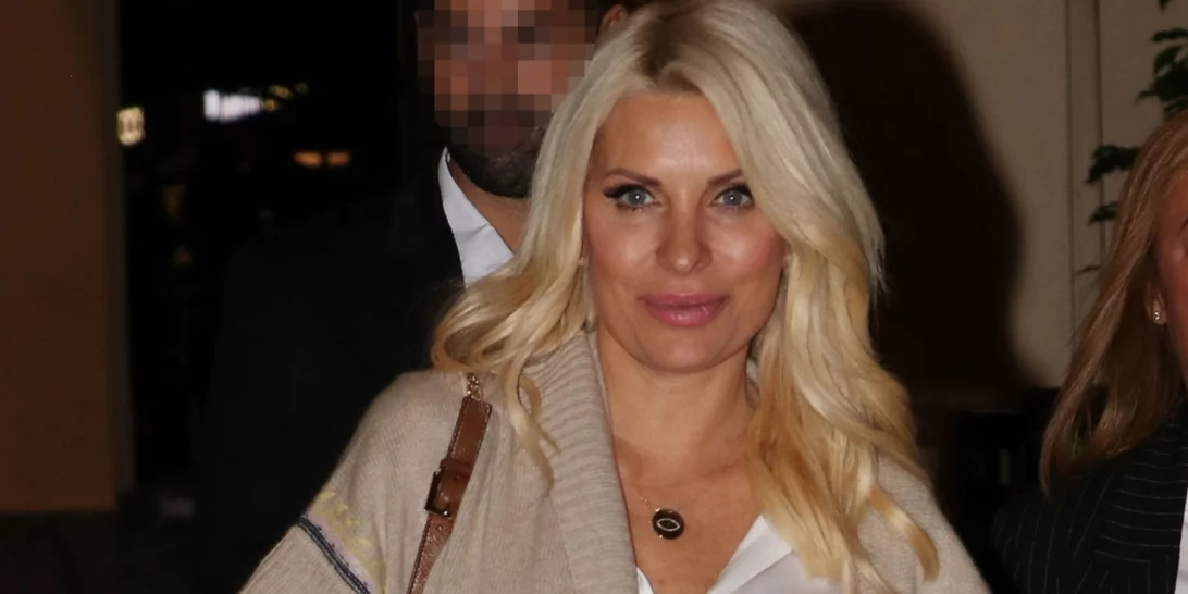 Η Ελένη Μενεγάκη φωτογραφίζεται με θέα το τοπίο της Άνδρου