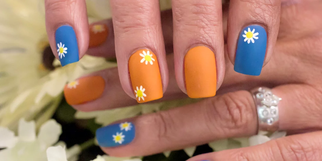 Μαργαρίτες στα νύχια το φθινόπωρο | Το nail art που κάνουν όλα τα it girls τώρα