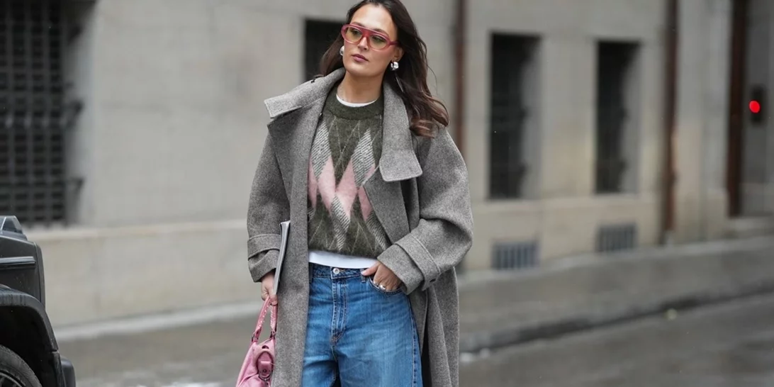 Λευκό t-shirt κάτω από το πουλόβερ | Ένα στιλιστικό trick που ξεκινά τον 17ο αιώνα