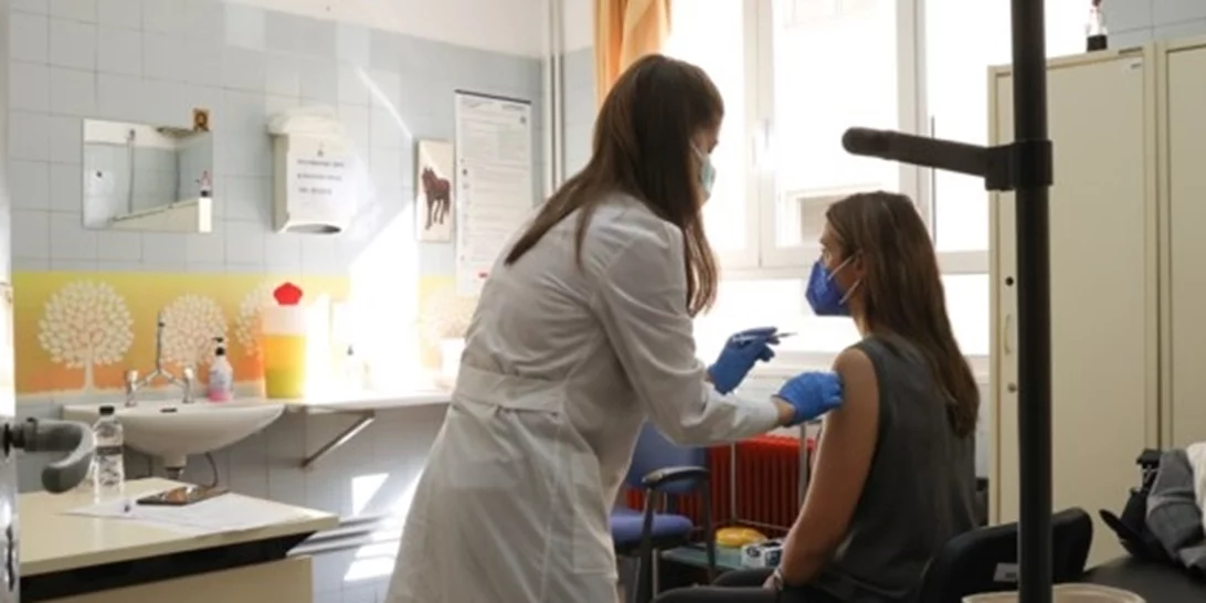 Πέντε ερωτήσεις και απαντήσεις για τα νέα εμβόλια - Ποιοι και πότε θα κάνουν την επόμενη δόση