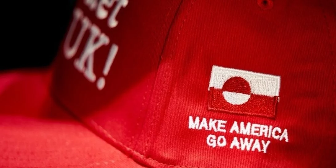 Make America Go Away | Ξεπούλησε το κόκκινο καπελάκι του μπέιζμπολ που χλευάζει το σλόγκαν του Τrump