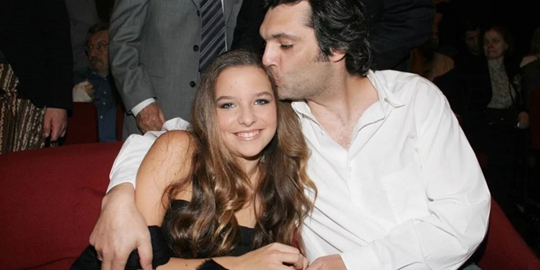 17 χρόνια πριν | Εριέττα Κούρκουλου και Άλκις Κούρκουλος-Η τρυφερή αγκαλιά της 14χρονης Εριέττας με τον μεγάλο της αδερφό, Άλκη