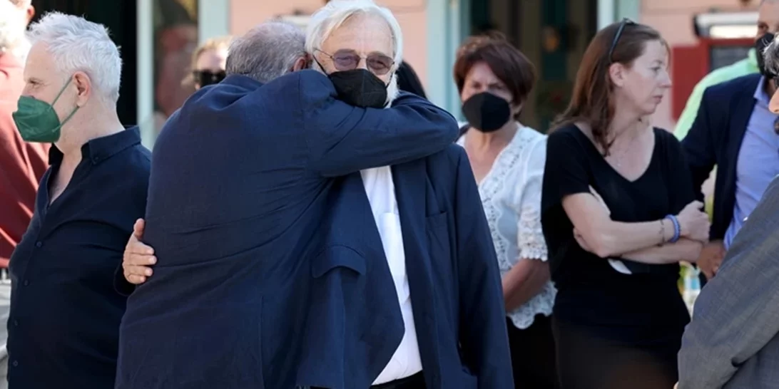 Γιάννης Σμαραγδής | Συντετριμμένος στην κηδεία της συζύγου του, Ελένης - "Ήταν άγγελος με φτερά" [εικόνες]