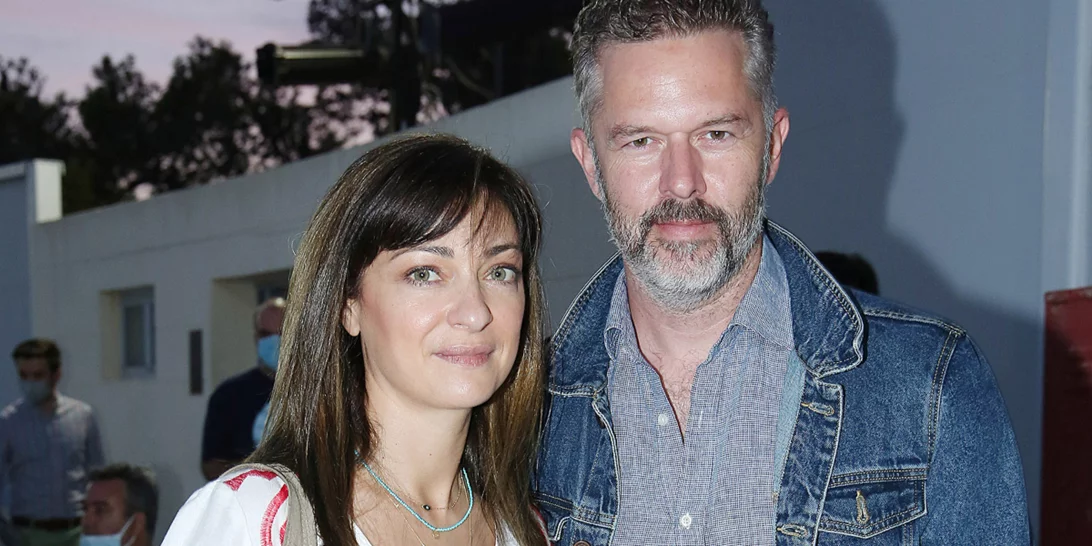 Έμιλυ Κολιανδρή | Με λευκό αέρινο φόρεμα στο θέατρο με τον Χρήστο Λούλη