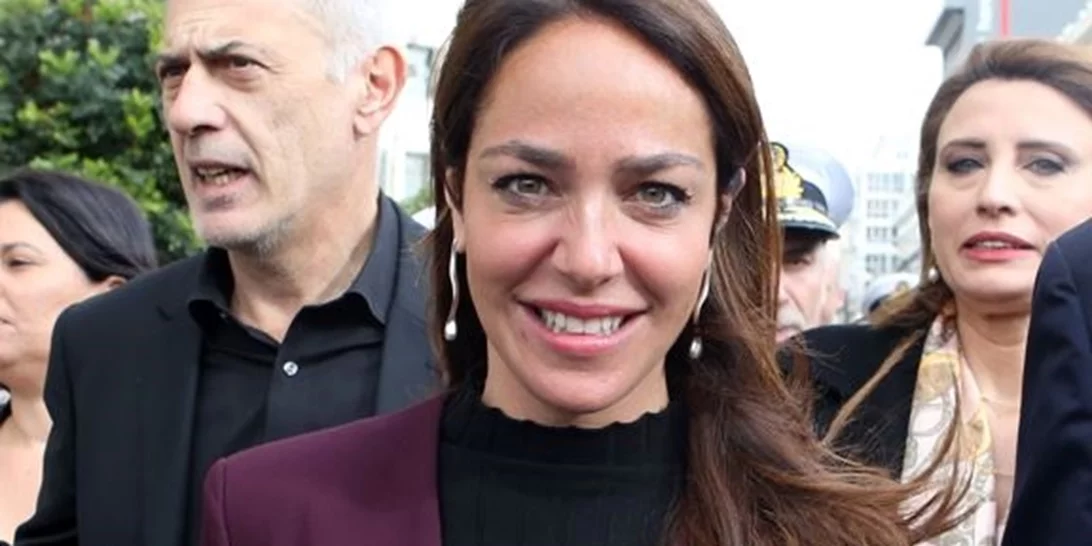 Δόμνα Μιχαηλίδου | Αποχωρίστηκε τα αυστηρά κοστούμια – Το total white σύνολό της