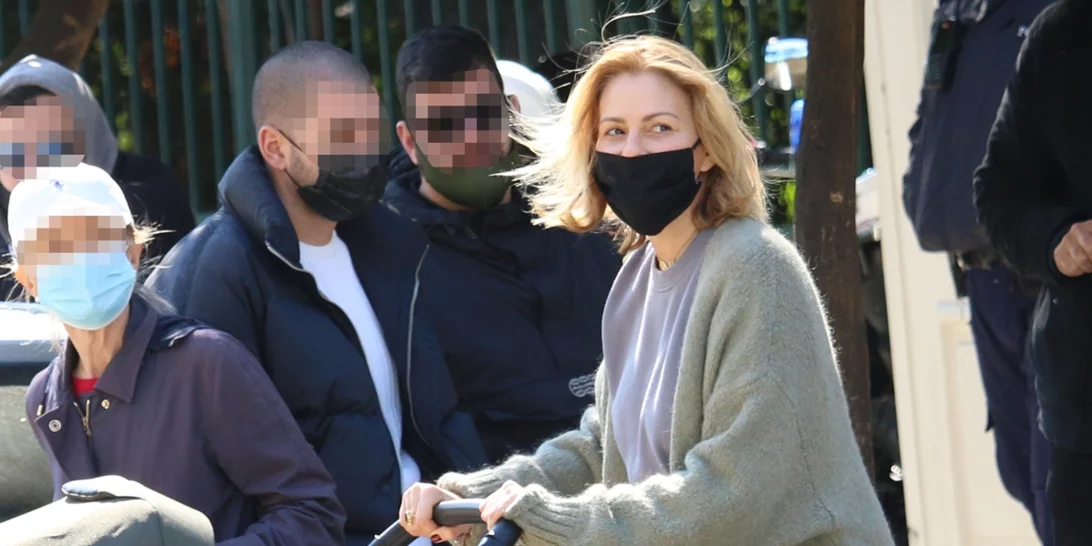 Τζένη Μπαλατσινού | Χαλαρές βόλτες με τον γιο της στο κέντρο της Αθήνας