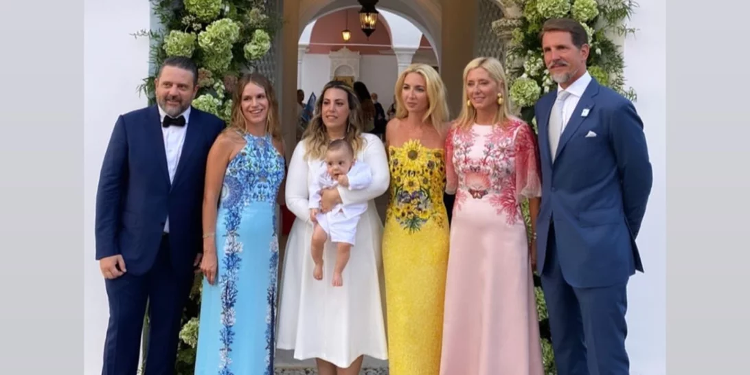 Η Μαίρη Κατράντζου βάπτισε τον γιο της στις Σπέτσες | Τα looks των καλεσμένων που εντυπωσίασαν