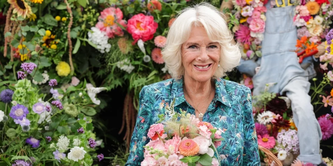 Κομψή μετά τα 60 | 6 styling tips από την γκαρνταρόμπα της βασίλισσας Καμίλα για τα εορταστικά σας looks