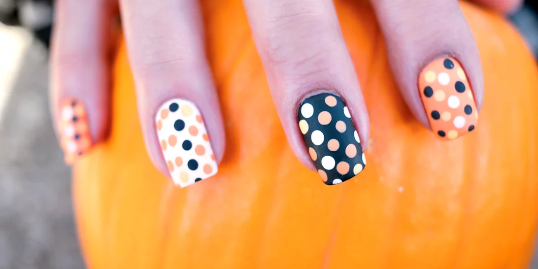 5 "τρομακτικά" εύκολα σχέδια μανικιούρ για το Halloween που μπορείς να κάνεις και μόνη σου