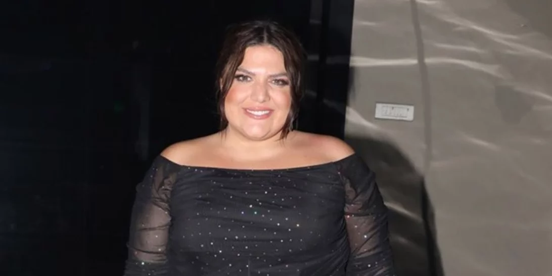 Βραδινή έξοδος για τη Δανάη Μπάρκα | Με leather μίνι φούστα και σιθρού τοπ