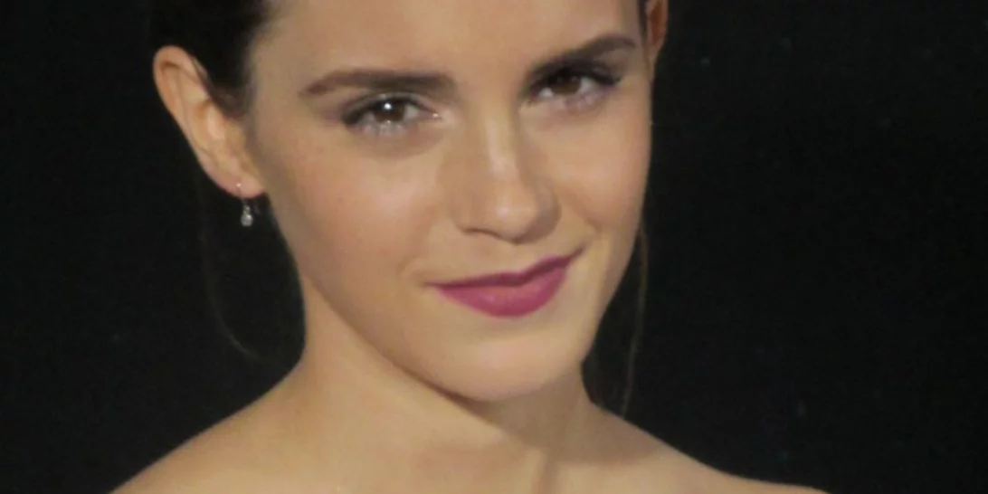 Emma Watson | Η επιστροφή στo Twitter και η απάντηση στις φήμες περί αρραβώνα