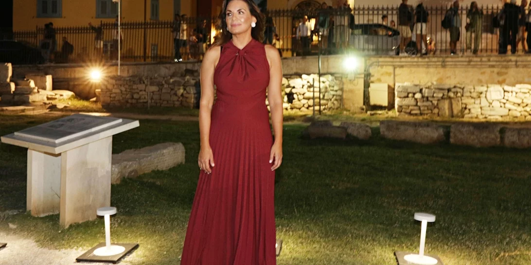 Όλγα Κεφαλογιάννη | Σπάνια κοσμική εμφάνιση με τις αδελφές της, Δανάη και Χριστίνα