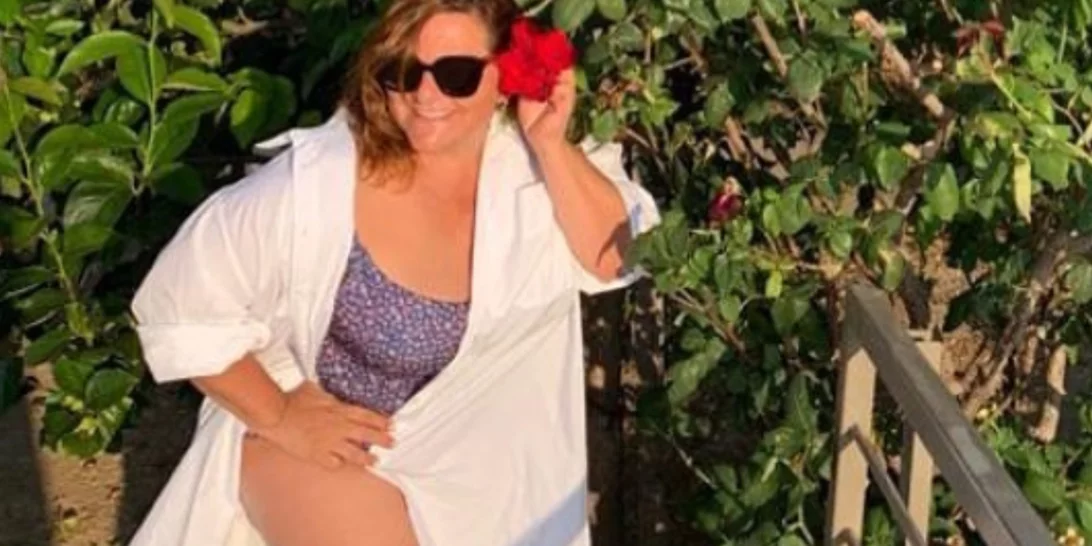 Βίκυ Σταυροπούλου | Φωτογραφίζεται με μαγιό και δείχνει το σώμα της χωρίς ρετούς