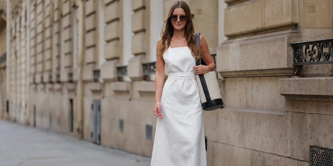 Αυτό το λινό midi φόρεμα από τα Marks & Spencer συνδυάζει τη διαχρονικότητα του ασπρόμαυρου με την άνεση για την καθημερινότητα