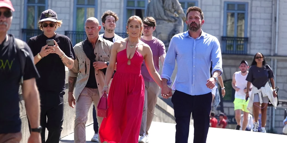 Jennifer in Paris | Τα looks της Jennifer Lopez από το Παρίσι είναι η στιλιστική έμπνευση που χρειάζεσαι για τις διακοπές