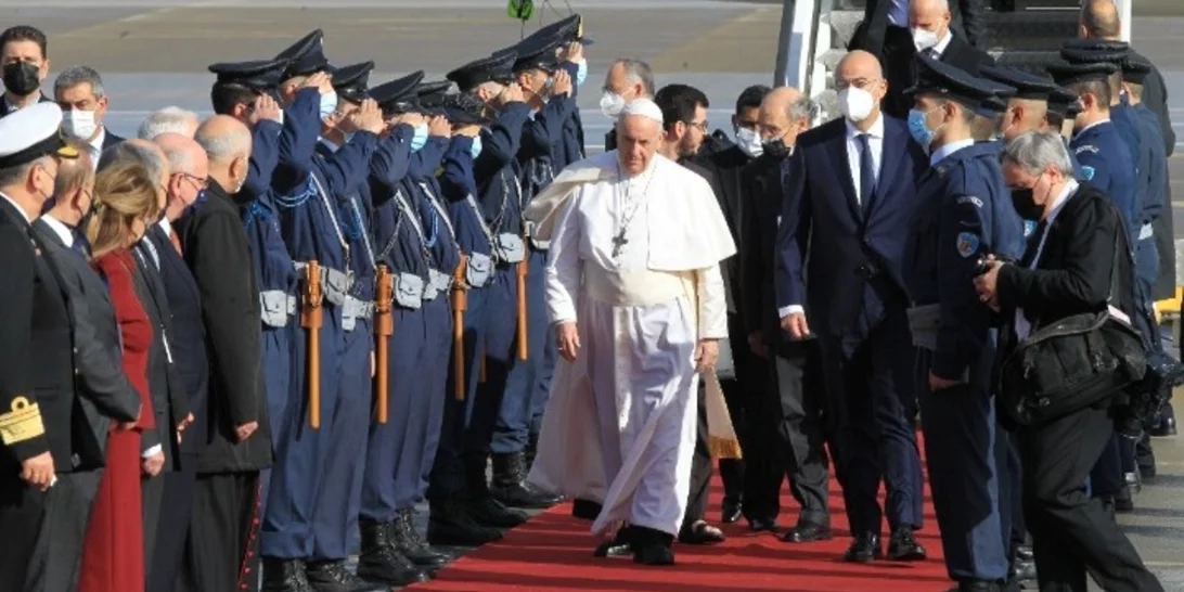 Έφτασε στην Ελλάδα ο Πάπας Φραγκίσκος - Η συμβολική υποδοχή στο αεροδρόμιο