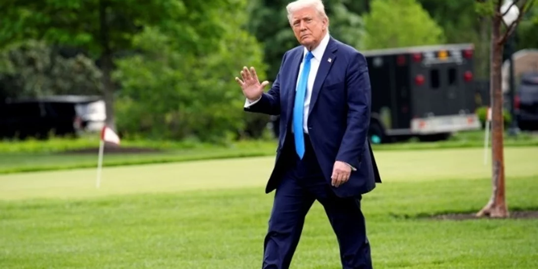 Ο πρόεδρος Τrump "δεν έχει σχέση" με το φωτομοντάζ που τον εικονίζει ντυμένο σαν πάπα