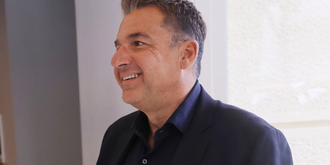 Γιώργος Λιάγκας | Η δροσερή σαλάτα με ντοματίνια και πέστο βασιλικού που επιλέγει στη βραδινή του έξοδο