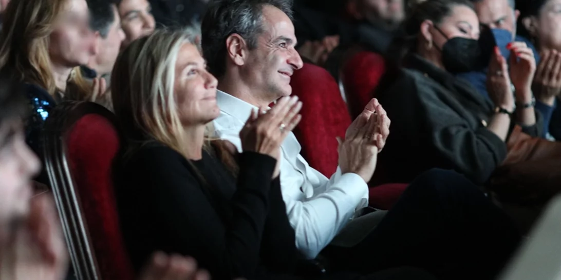 Κυριάκος Μητσοτάκης και Μαρέβα Μητσοτάκη σε βραδινή θεατρική έξοδο