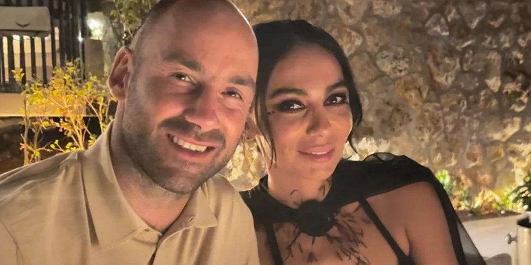 Επέτειος γάμου για την Ολυμπία Χοψονίδου και τον Βασίλη Σπανούλη | Το "date night" σύνολό της με strapless top και στραφταλιζέ ροζ φούστα