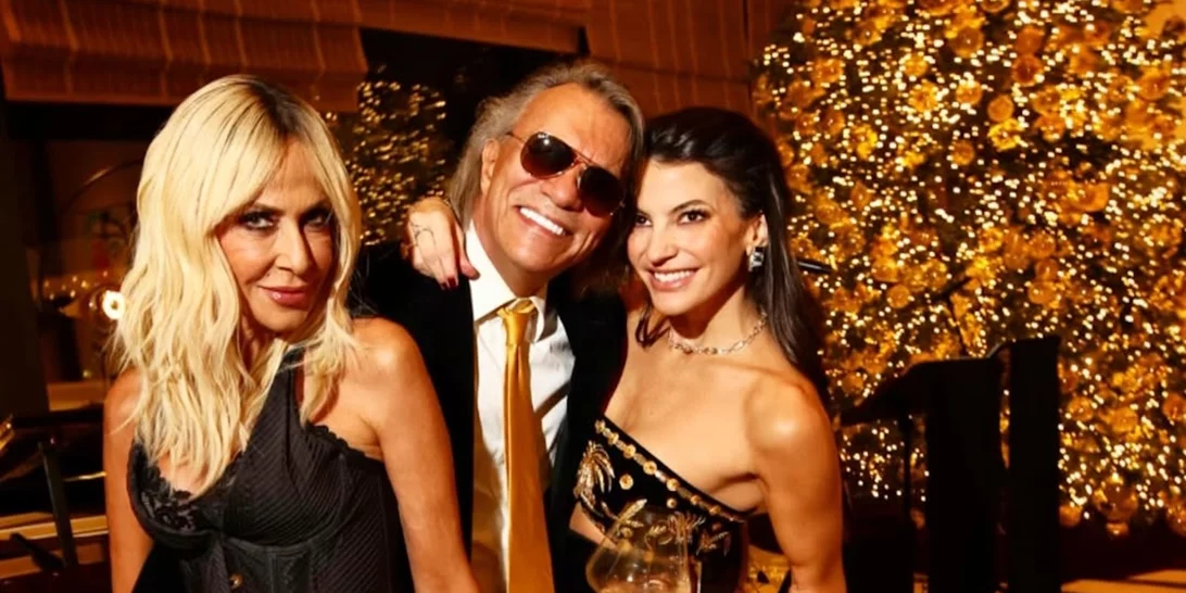 Δήμητρα Κούστα | Με glam crop top στο prive δείπνο στην έπαυλή της, αγκαλιά με την Άννα Βίσση και τον Ηλία Ψινάκη