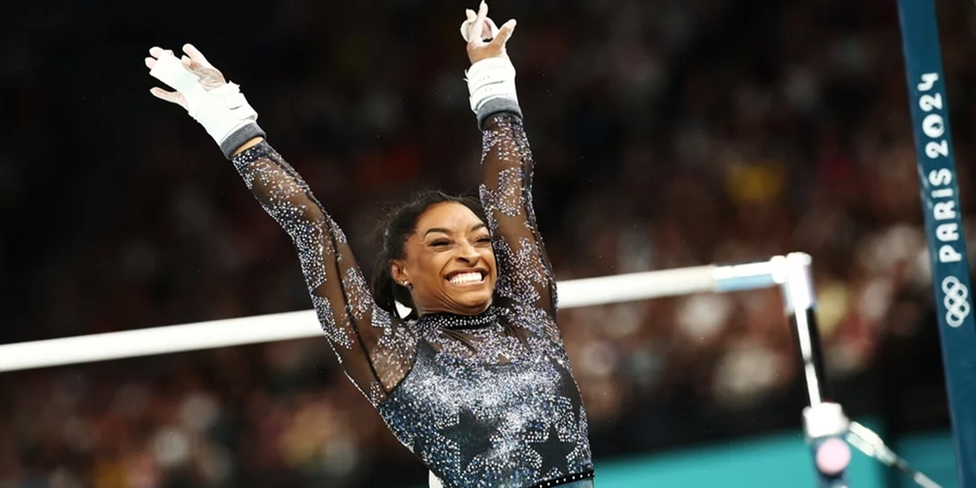 Το sisterhood στα καλύτερά του | Η Simone Biles και η Jordan Chiles υποκλίνονται στη χρυσή Rebeca Andrade από τη Βραζιλία