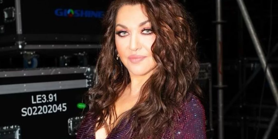 Καίτη Γαρμπή | Στόλισε (από τώρα) το σπίτι της για τα Χριστούγεννα | Το λευκό και το κόκκινο κυριαρχεί