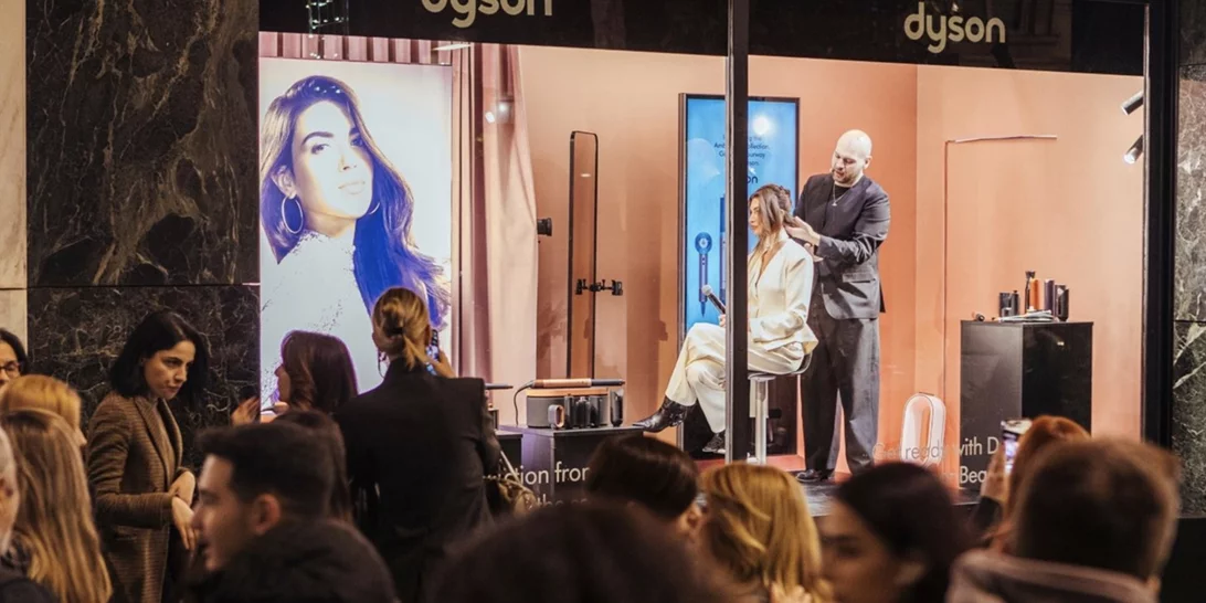 Μια avant-garde εμπειρία hairstyling ξεδιπλώθηκε σε βιτρίνα πολυκαταστήματος στην καρδιά της Αθήνας