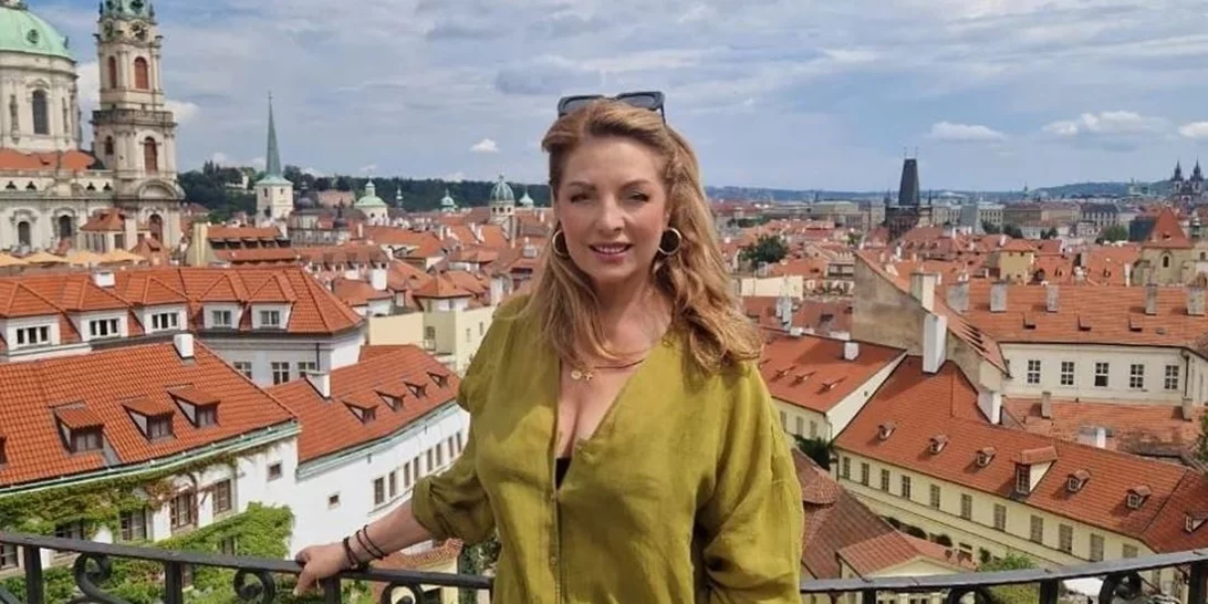 Σαν αρχαία Ελληνίδα θεά | Η Άντζελα Γκερέκου με σανδάλια και εντυπωσιακό φόρεμα