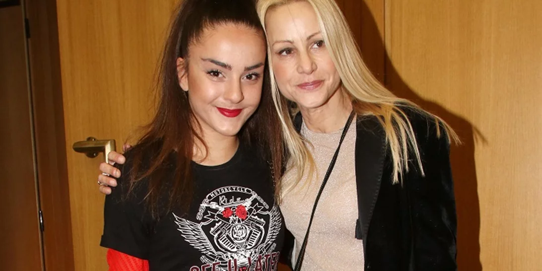 Πιο καλίγραμμη από ποτέ με μαύρο μπικίνι | Η Ζένια Μπονάτσου με μαγιό στην παραλία