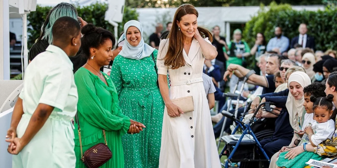 Ο πιο κομψός τρόπος για να φορέσεις ένα λευκό φόρεμα το καλοκαίρι είναι αυτός που επέλεξε η Kate Middleton